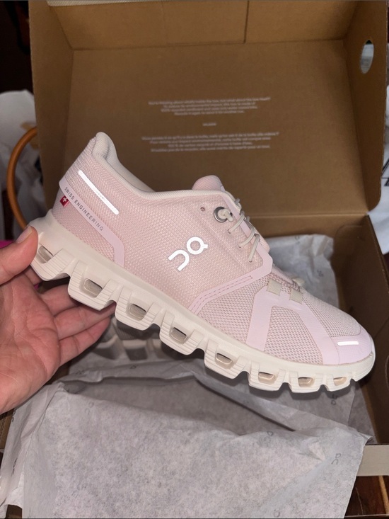 On Running Shoes - On Running Women’s Cloud 6 Sneaker in Aster/Begonia